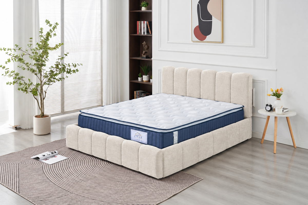 Matelas 180 × 200 cm blanc/bleu — Photo en situation — lit et accessoires non inclus