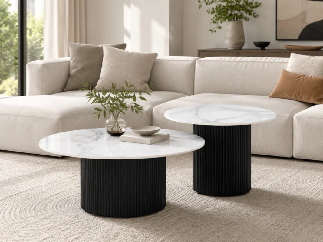 Duo Tables Gigognes Rondes Céramique Marbre Blanc & Métal Noir Ø80 cm – BAIETA